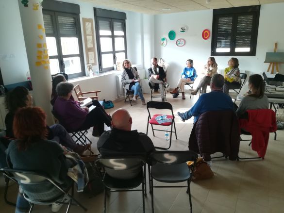 Fotografía en la que aparecen los asistentes al taller