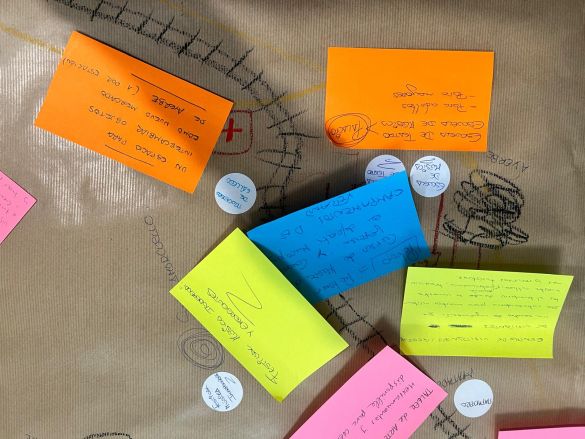 Post-it encima de una mesa de trabajo