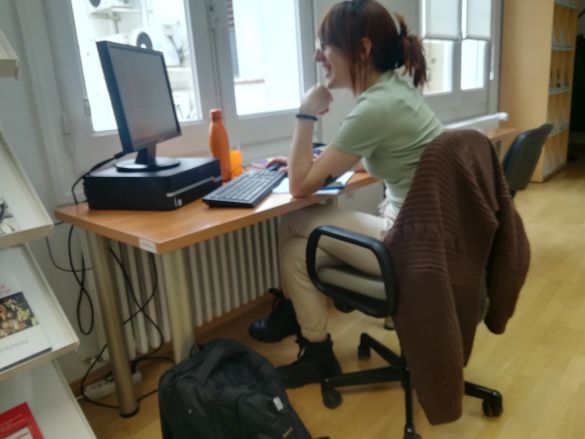 Alumna en prácticas de animación sociocultural sentada en una silla